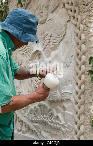 2010 Glastonbury Festival of Contemporary Performing Arts festival stone mason carving artist sculptor mallet chisel Stock Photo