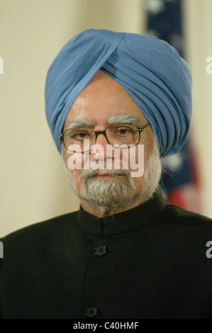 US President Barack Obama and Indian Prime Minister Manmohan Singh take part in an official welcome ceremony in the East Room of Stock Photo