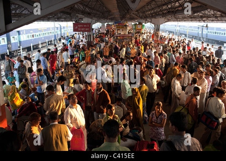 A crowded train platform in Patna Junction train station in Patna, Bihar, India Stock Photo