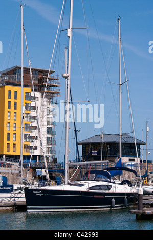 Side view of a luxury yacht at the marina Stock Photo - Alamy