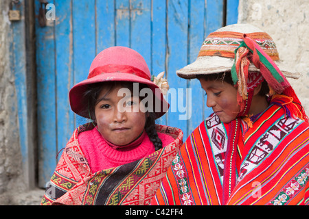 Peru, Patakancha, Patacancha, village near Ollantaytambo. Indian Boy and girl in traditional dress. Stock Photo