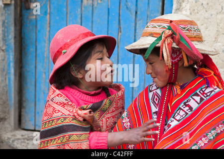 Peru, Patakancha, Patacancha, village near Ollantaytambo. Indian Boy and girl in traditional dress. Stock Photo