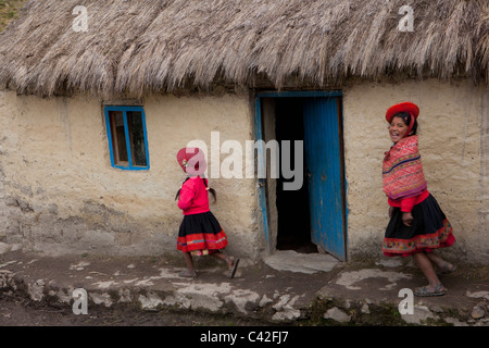 Peru, Patakancha, Patacancha, village near Ollantaytambo. Indian girls in traditional dress running. Stock Photo