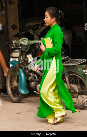 Ao dai school hi-res stock photography and images - Alamy