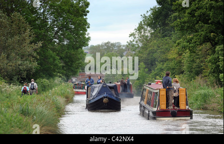NARROWBOATERS  TRAVEL ON A BUSY BRITISH CANAL SYSTEM  WITH WALKERS. HOLIDAYS NARROWBOATS BARGES WATERWAYS HOLIDAYS IN BRITAIN UK Stock Photo