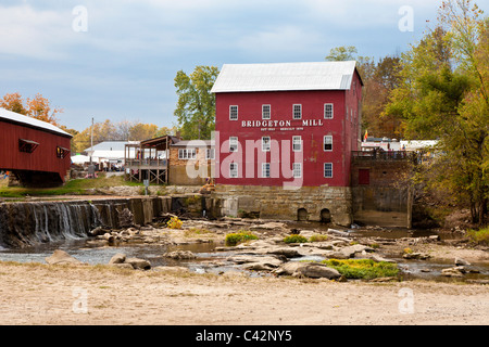 Bridgeton Covered Bridge spans a waterfall next to the original Bridgeton Grist Mill in Parke County, Indiana, USA Stock Photo