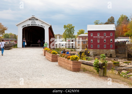 Bridgeton Covered Bridge spans a waterfall next to the original Bridgeton Grist Mill in Parke County, Indiana, USA Stock Photo