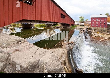 Bridgeton Covered Bridge spans a waterfall next to the original Bridgeton Grist Mill in Parke County, Indiana, USA Stock Photo