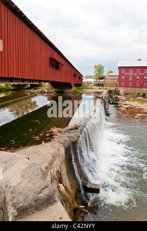 Bridgeton Covered Bridge spans a waterfall next to the original Bridgeton Grist Mill in Parke County, Indiana, USA Stock Photo