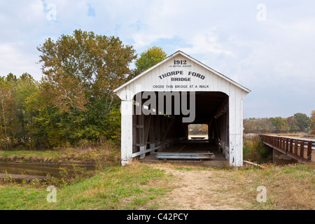 Thorpe Ford Covered Bridge was built in 1912 to span the Big Raccoon Creek near Rosedale in Parke County, Indiana, USA Stock Photo