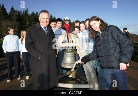 Secretary of State for Northern Ireland Peter Hain, MP, joins Edgar Grunewald from Lough Allen College in Co. Leitrim, ring the bell during a visit to the Peace Maze at Castlewellan Forest Park County Down, Northern Ireland, 29 Nov, 2005. Secretary of State was on during the tour of south Down. Peter Gerald Hain, Baron Hain, PC (born 16 February 1950) is a British Labour Party politician, who was the Member of Parliament (MP) for Neath between 1991 and 2015, and served in the Cabinets of both Tony Blair and Gordon Brown. He was the Leader of the House of Commons from 2003 to 2005 and Secretary Stock Photo