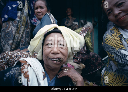 chewing tobacco costume Best Halloween costume??? : r/DippingTobacco Female Vendors / Local Women
