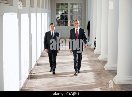 President Barack Obama and President Hu Jintao of China walk along the Colonnade of the White House Stock Photo