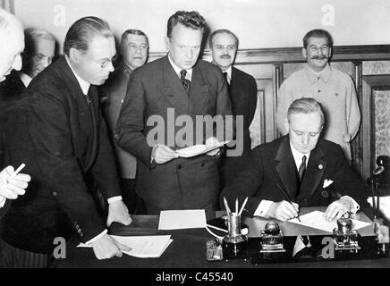 Von Ribbentrop at the signing of the German-Soviet Treaty of Friendship, Moscow 1939 Stock Photo