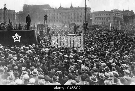 Thaelmann speaks at a rally on the 1st of May in Berlin Stock Photo