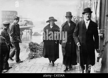 Hedwig Bauer and Louise Ebert on the way to a cloth recycling association, 1920 Stock Photo