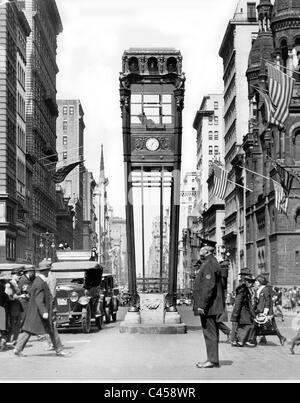 Traffic lights on 5th Avenue in New York, 1929 Stock Photo
