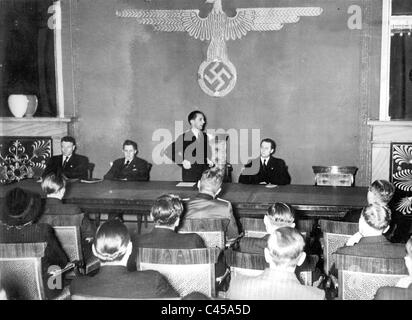 Joseph Goebbels speaks to journalists Stock Photo