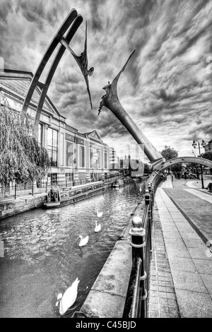 The River Witham at Waterside, in the centre of Lincoln, spanned by the Empowerment sculpture (Stephen Broadbent, 2002) Stock Photo