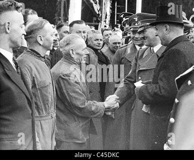 Hitler with workers in Hamburg Stock Photo