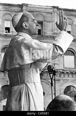 Pope Pius XII. gives the blessing Stock Photo