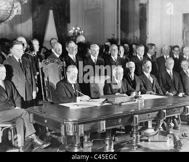 Calvin Coolidge at the signing of the Kellogg - Briand Pact, 1928 Stock Photo