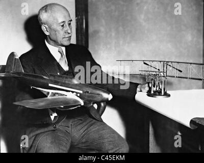 Orville Wright with airplane models, 1935 Stock Photo