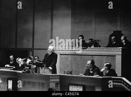 Heinrich Bruening during a speech in front of the League of Nations ...