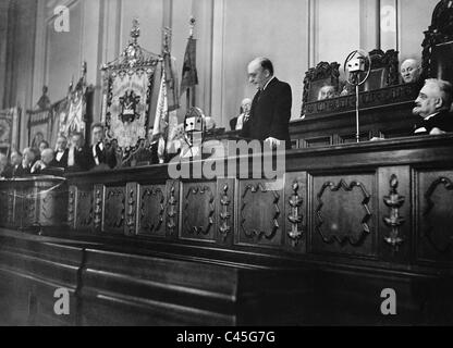 Heinrich Bruening at a party meeting of the Centre, 1932 Stock Photo