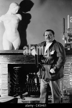 Heinrich George in his apartment in Berlin, 1933 Stock Photo