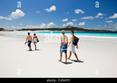 Tourists walking along beach at Lucky Bay. Cape Le Grand National Park, Esperance, Western Australia, Australia Stock Photo