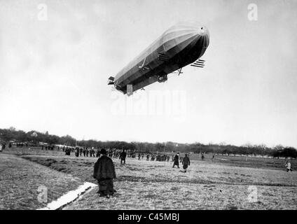 Arrival of the Zeppelin airship 'LZ 3' in Berlin, 1909 Stock Photo - Alamy