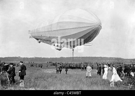 The Zeppelin airship 'LZ 3' landing at Berlin-Tegel, 1909 Stock Photo