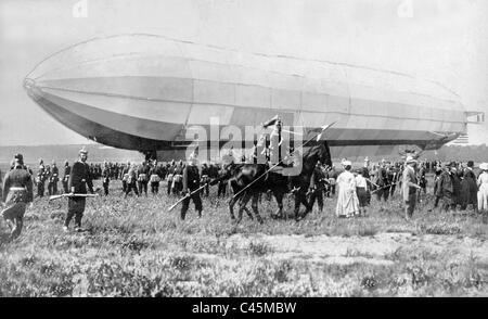 Landing of  the German Zeppelin airship 'LZ 3' in Berlin-Tegel, 1909 Stock Photo