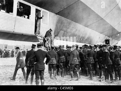Passengers climb out of the Zeppelin 'Schwaben' (LZ 10), 1911 Stock Photo