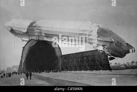 Wreck of the Zeppelin airship 'Germany II' (LZ 8) in Dusseldorf, 1911 Stock Photo