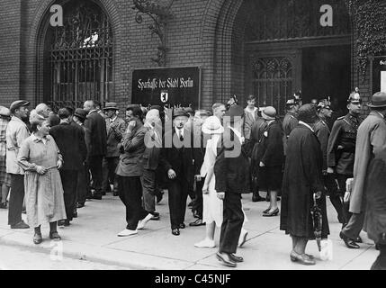 Crowd outside a branch of the Danat bank in Berlin, 1931 Stock Photo ...