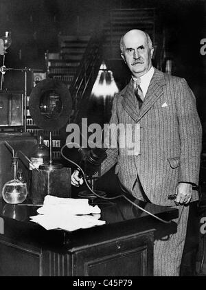 William Henry Bragg in an auditorium, 1935 Stock Photo