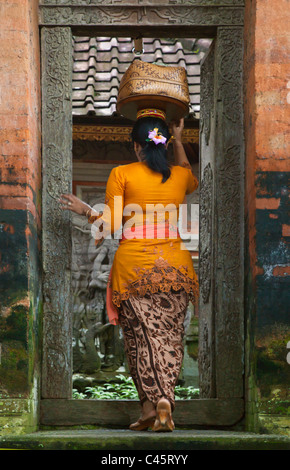 BALINESE women carry offerings intothe Hindu temple of PURA DESA during the GALUNGAN FESTIVAL - UBUD, BALI, INDONESIA Stock Photo