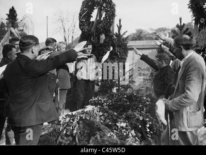 Hitler salute at the grave of Dietrich Eckart, 1935 Stock Photo