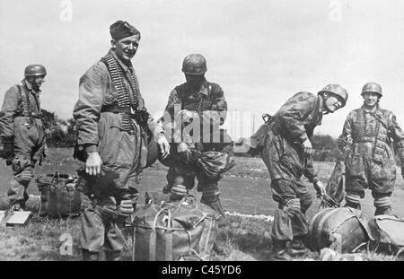 German Paratroopers on the Eastern Front with an MG34 Heavy Machine ...