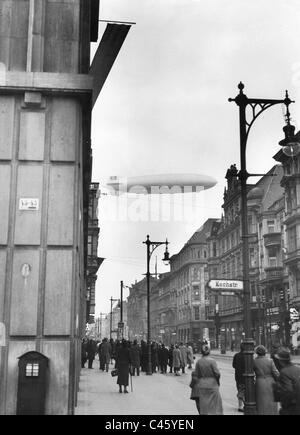 The airship 'Graf Zeppelin' (LZ-127) on a street in Berlin, 1927 Stock Photo