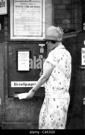 Stationary vending machine in Berlin, 1920 Stock Photo