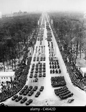 Wehrmacht parade at the Brandenburg Gate in Berlin, 1939 Stock Photo ...