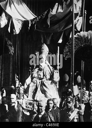 Pope Pius XI. in his portable throne, 1930 Stock Photo