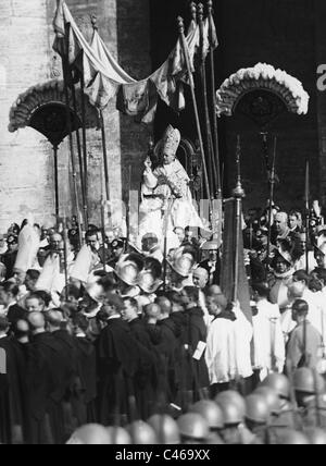 Pope Pius XI. in his portable throne, 1925 Stock Photo