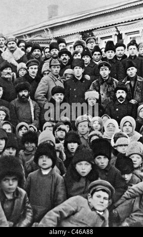 Vladimir Ilyich Lenin and Krupskaya among peasants, 1922 Stock Photo