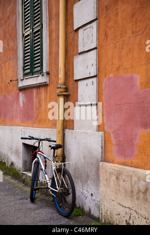 Bicycle leaning against a wall in Rome, Italy Stock Photo