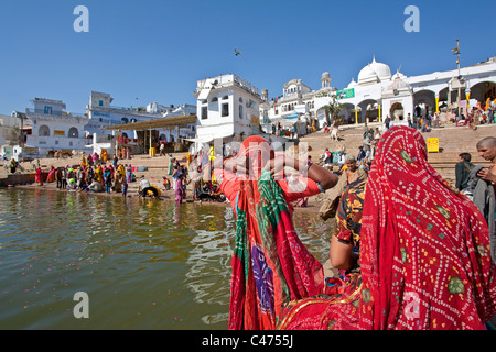 Indian women wearing traditional rajasthani saris. Pushkar lake. Rajasthan. India Stock Photo