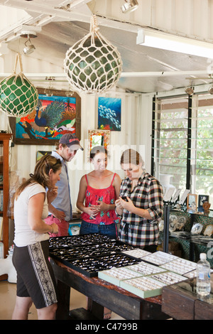 tourists-shop-for-pearl-